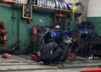 Viral: Pamotor Kagét ka Béngkél Ieu Mangsa Maghrib, Netizen: Apal Meureun Naha Maranéhna Bisa Seramé Ieu Usahana
